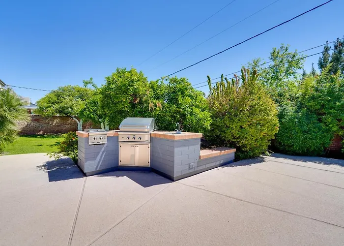 Pool & Outdoor Kitchen: 10 Mi To Dtwn Holiday home Phoenix