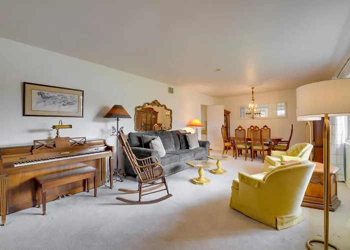 Pool & Outdoor Kitchen: 10 Mi To Dtwn Holiday home *