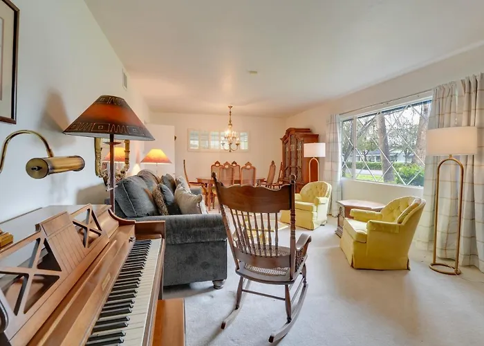 Pool & Outdoor Kitchen: 10 Mi To Dtwn Holiday home *